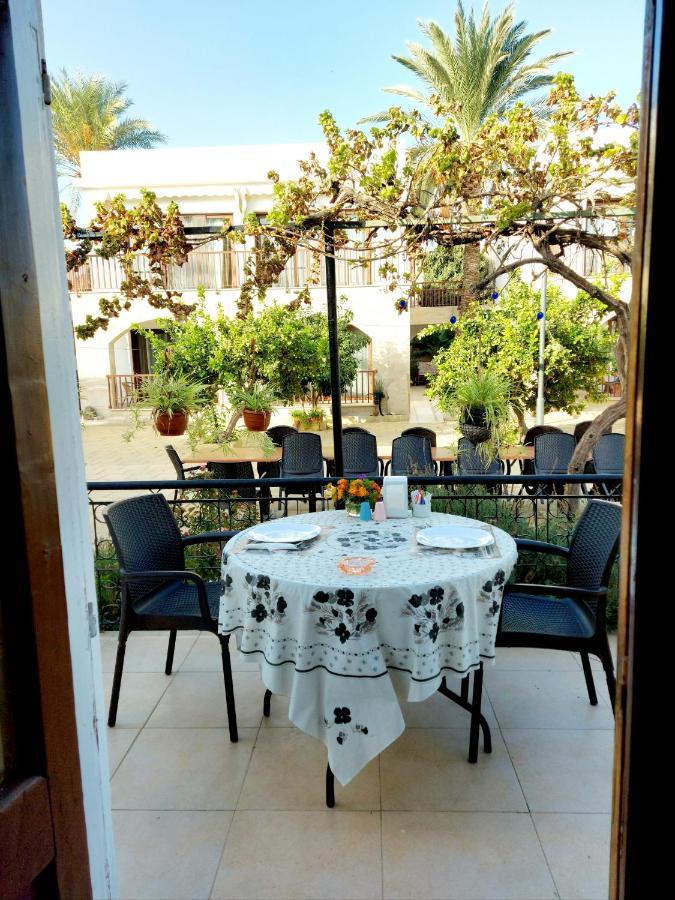 Golden Palms Guest House & Cafe Famagusta  Bagian luar foto