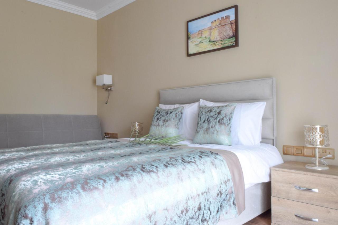 Golden Palms Guest House & Cafe Famagusta  Bagian luar foto