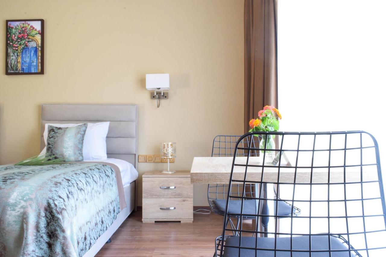 Golden Palms Guest House & Cafe Famagusta  Bagian luar foto