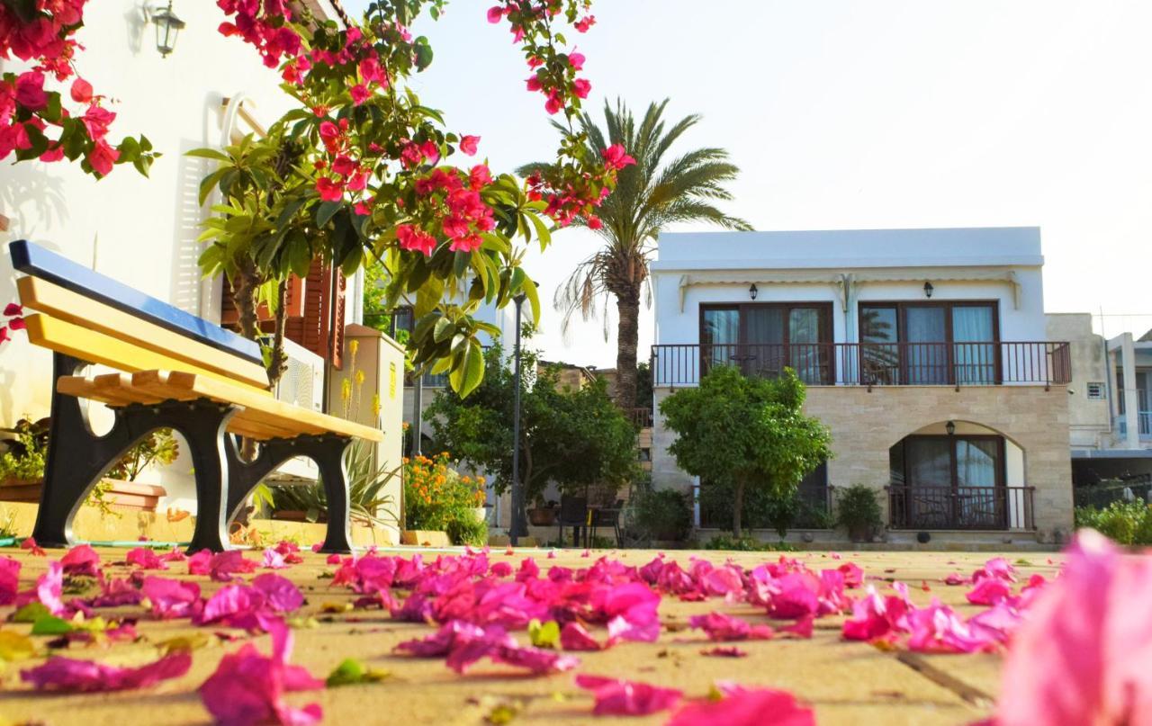 Golden Palms Guest House & Cafe Famagusta  Bagian luar foto